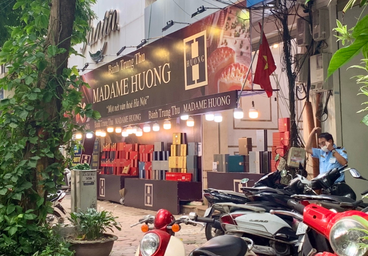 Một thương hiệu nổi tiếng khác của Hà Nội là bánh Madame Hương cũng kịp mở một gian hàng trên phố Phan Đình Phùng (quận Ba Đình).