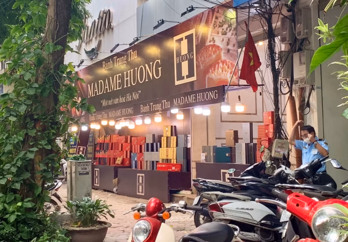 Một thương hiệu nổi tiếng khác của Hà Nội là bánh Madame Hương cũng kịp mở một gian hàng trên phố Phan Đình Phùng (quận Ba Đình).