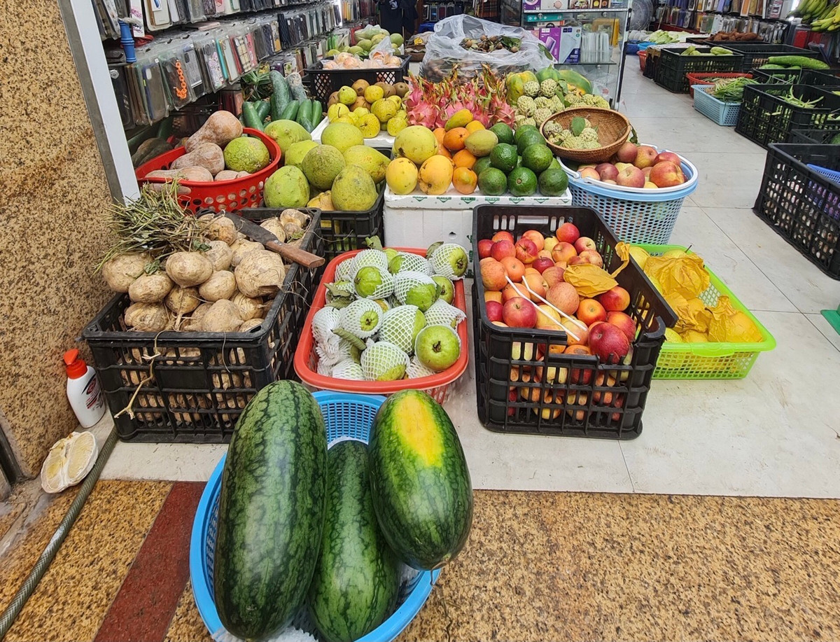 Ngoài bán tại cửa hàng, anh Hưng còn bán trên trang facebook cá nhân. Thậm chí anh còn đi giao hàng tận nơi nếu khách không tự đi mua được.