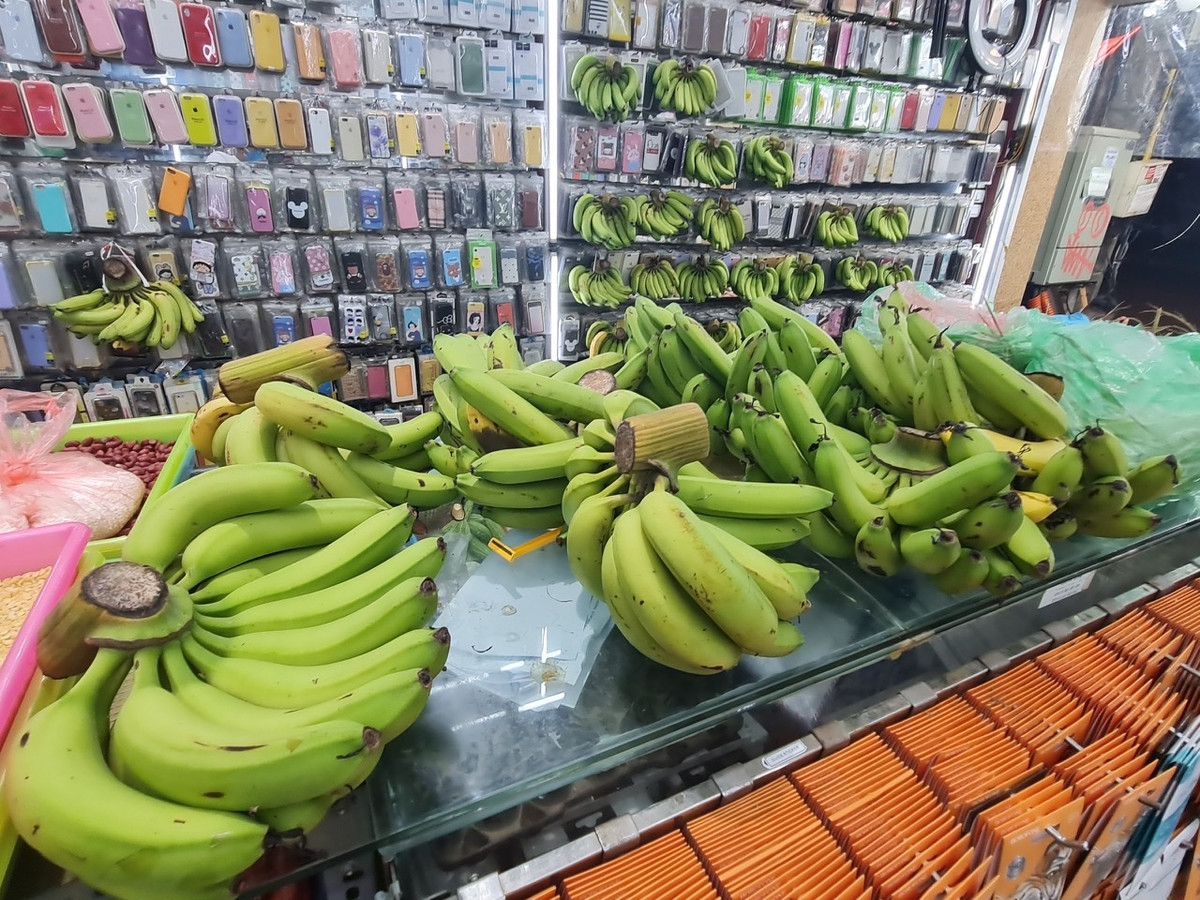 Các mặt hàng phụ kiện điện thoại phải “nhường chỗ” cho rau, củ, quả.