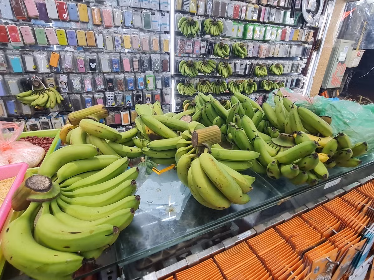 Các mặt hàng phụ kiện điện thoại phải “nhường chỗ” cho rau, củ, quả.