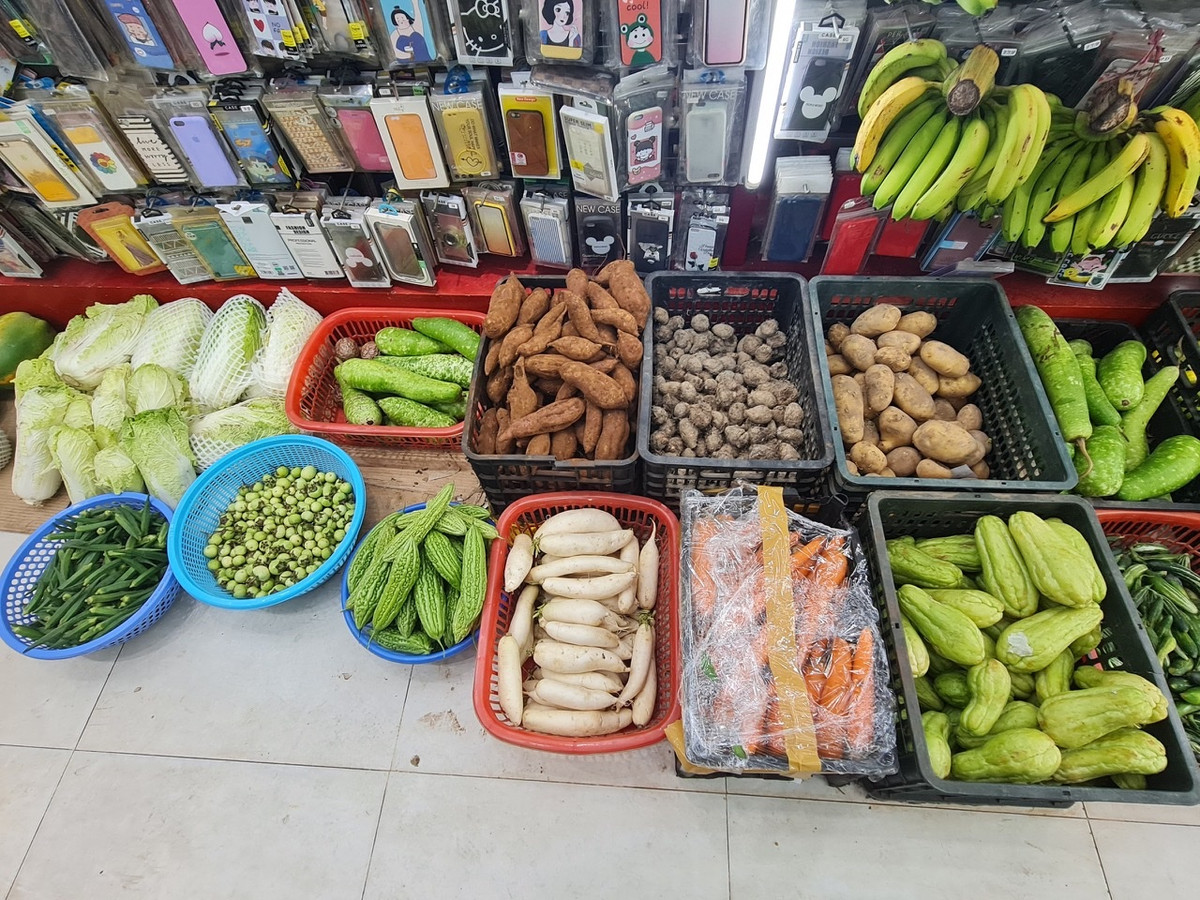 Do bán giá rẻ và lấy đồ hàng ngày nên cửa hàng của anh rất đông khách.