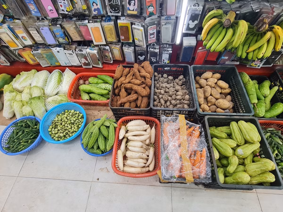 Do bán giá rẻ và lấy đồ hàng ngày nên cửa hàng của anh rất đông khách.