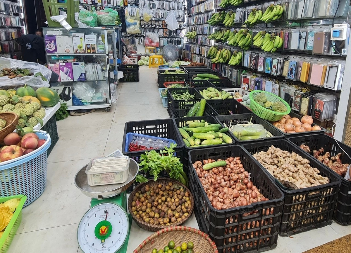 Anh Hưng - chủ cửa hàng cho biết, hàng sáng anh sử dụng xe ô tô cá nhân đi thu mua đồ tại các chợ và một số vùng trồng rau ở ngoại thành mang về bán.