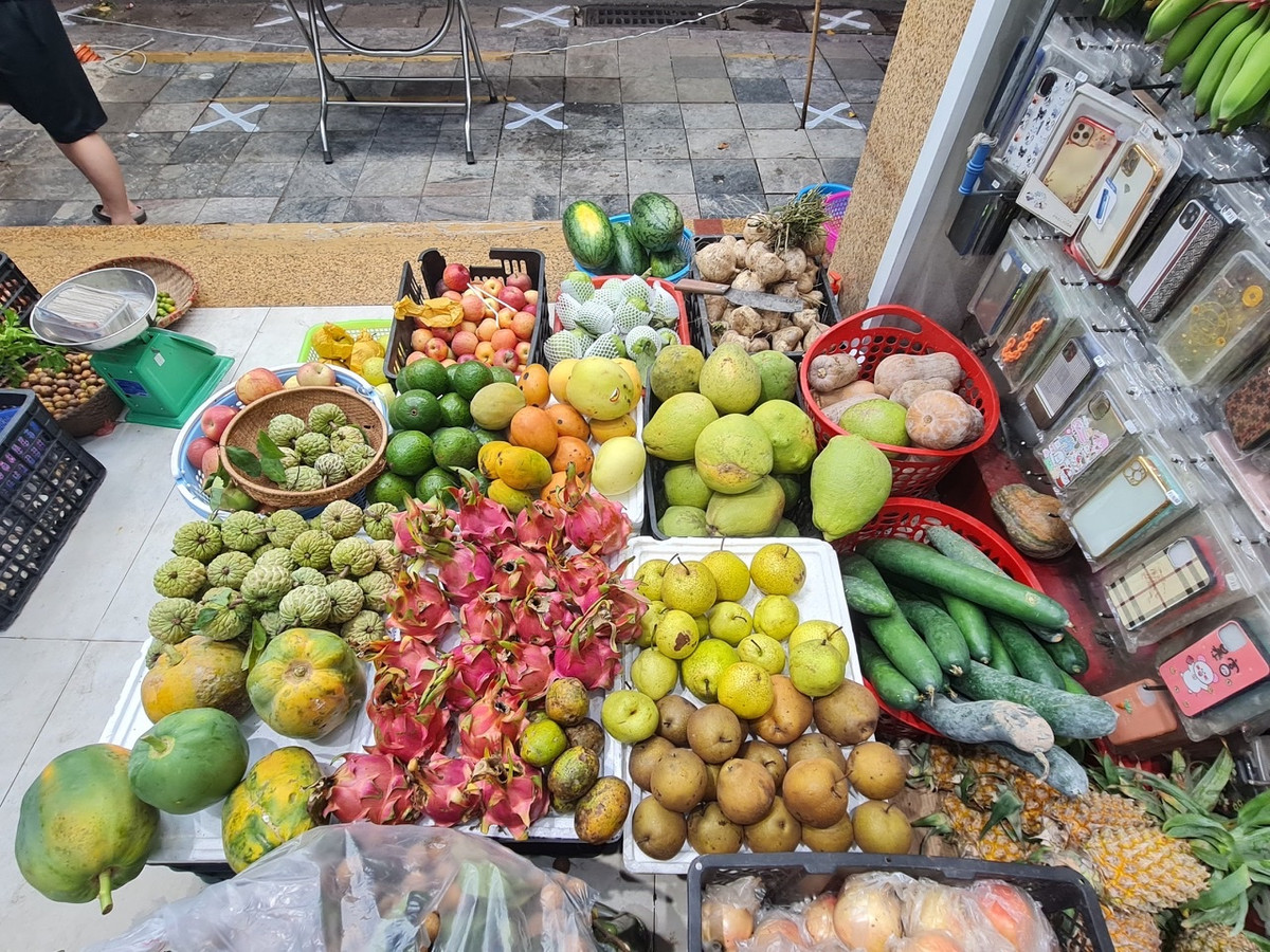 Theo ghi nhận của PV báo Tri thức và Cuộc sống, mặt hàng chủ yếu bán tại cửa hàng là hoa quả. Ngoài ra có một ít rau và đồ khô.