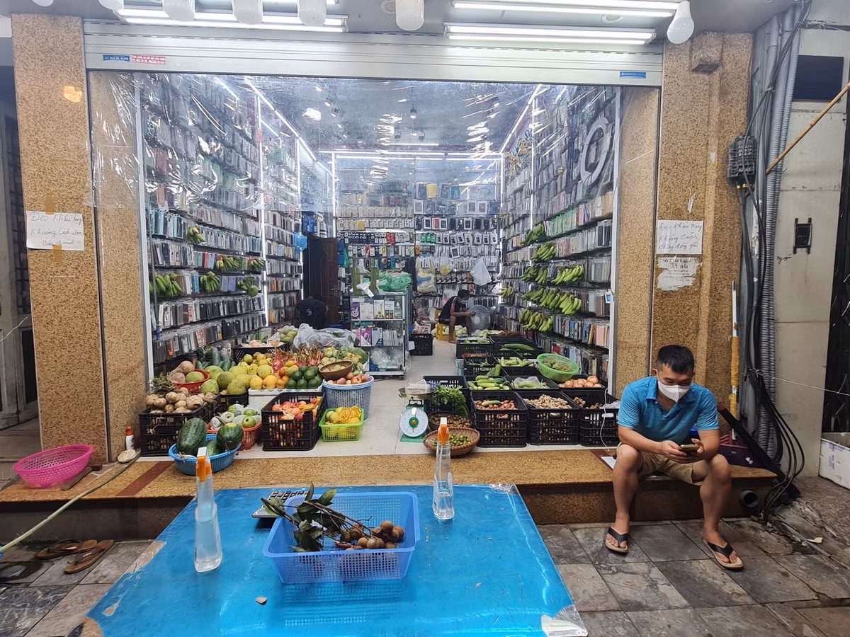 Bien cua hang phu kien dien thoai thanh quay rau giua pho Co