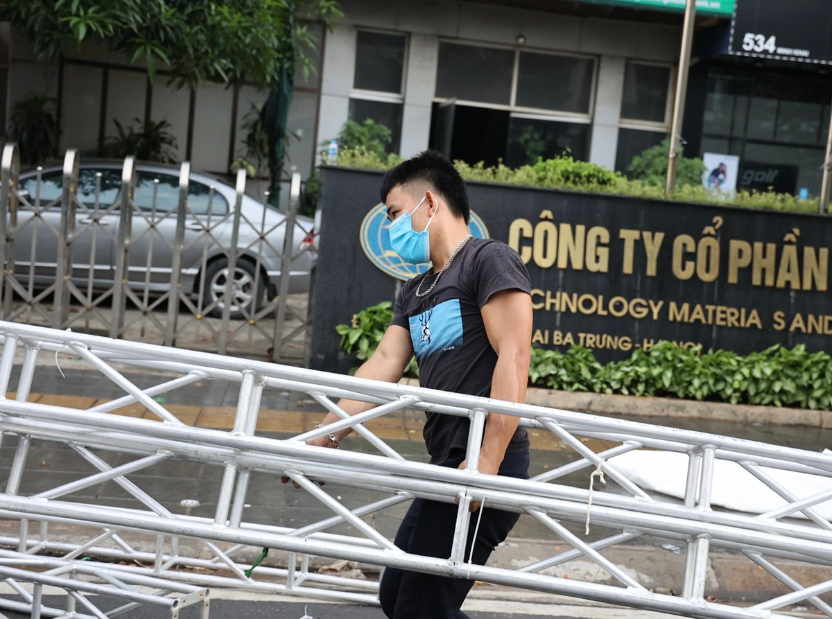 Toàn bộ lều bạt, rào chắn đã được tháo dỡ, trả lại mặt đường cho người dân tham gia giao thông.