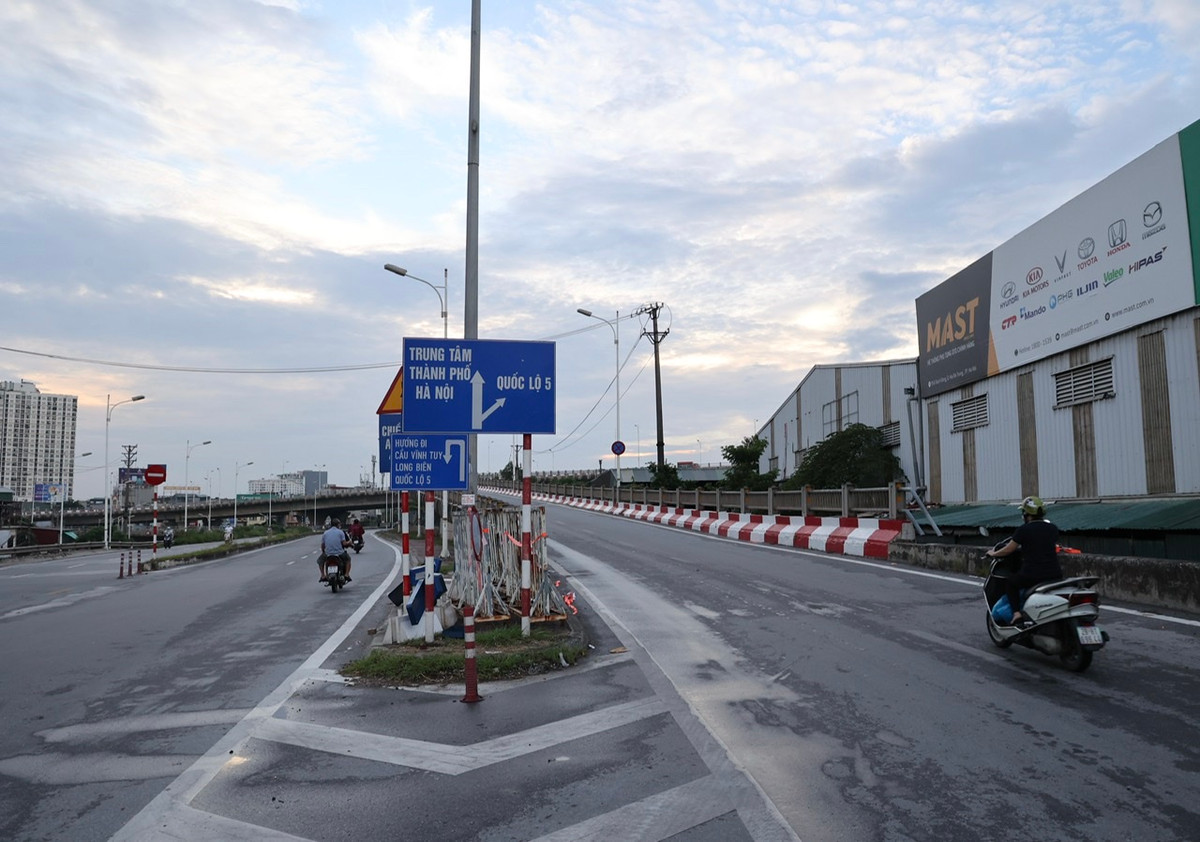 Công an Hà Nội cho biết thêm, sau khi 39 chốt kiểm soát khu vực nội thành dừng hoạt động, 23 chốt còn lại vẫn tiếp tục kiểm soát tất cả các cửa ngõ ra vào Thủ đô.