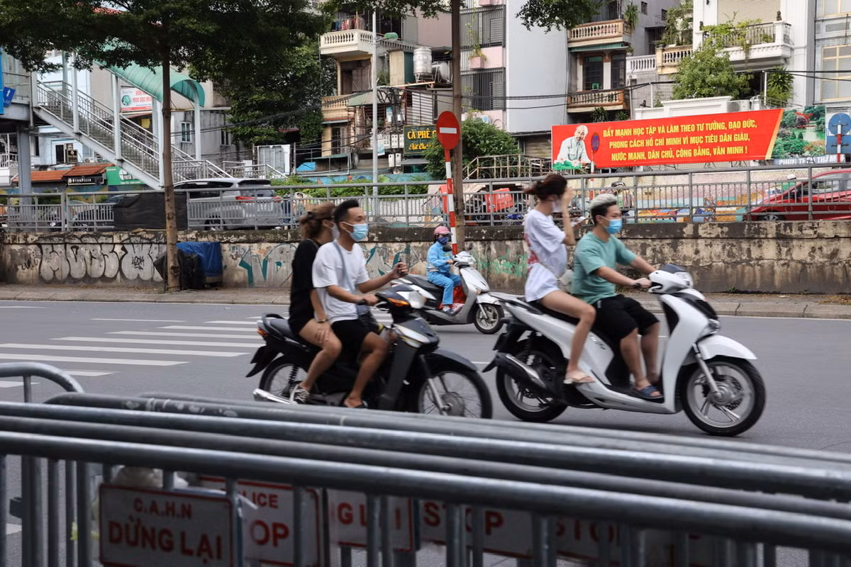 Việc dừng 39 chốt kiểm soát khu vực nội thành cũng khiến đường phố đông đúc hơn những ngày trước đó. Không ít thanh niên đổ ra đường mà lơ là quy định phòng chống dịch COVID-19.