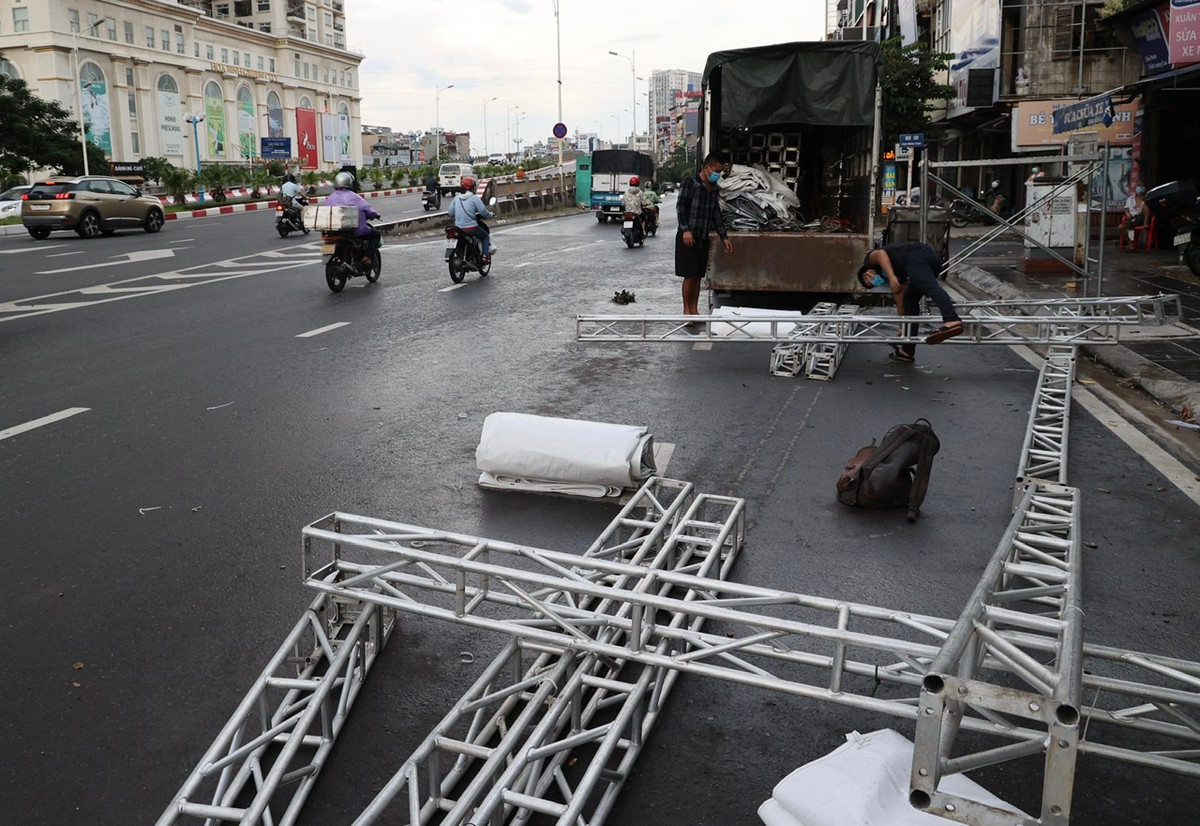 Công an Hà Nội nhận định, trong 13 ngày làm nhiệm vụ (từ 4/9 đến nay) 39 chốt kiểm soát liên ngành với hàng nghìn chiến sĩ công an, dân phòng, y tế đã tích cực hoàn thành nhiệm vụ, góp phần vào công tác phòng chống lây lan dịch bệnh.