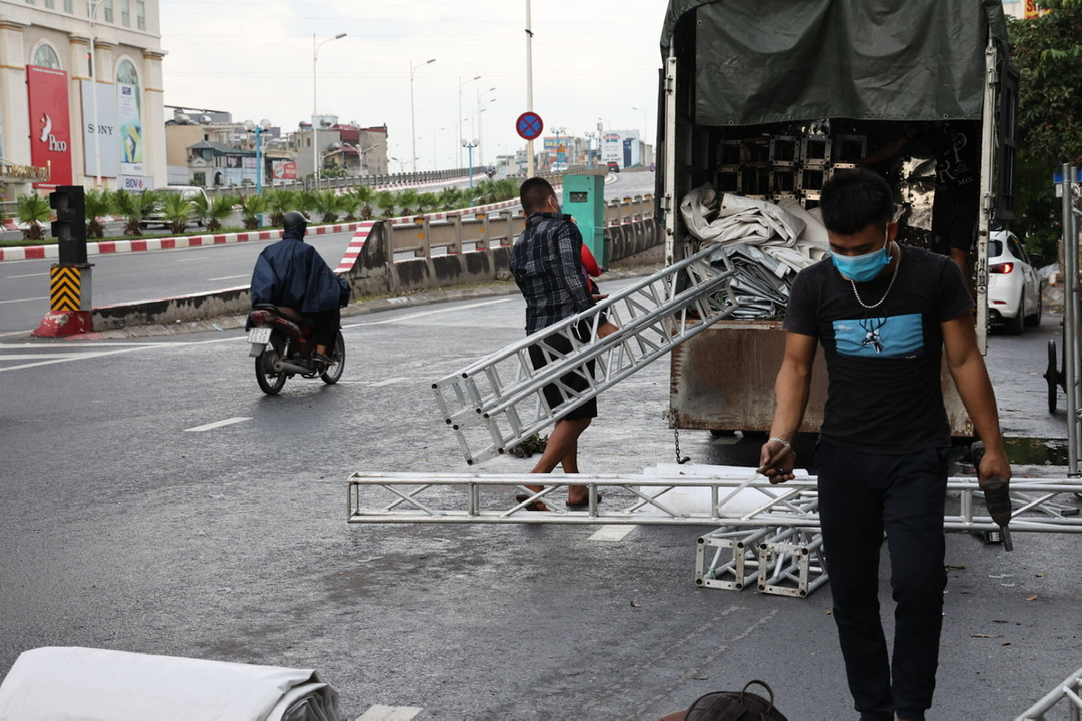 Trước đó, nhận định tình hình dịch bệnh tạm thời ổn định, UBND TP Hà Nội đã nới lỏng một số hoạt động kinh doanh tại các quận, huyện không ghi nhận ca mắc mới trong thời gian giãn cách vừa qua.