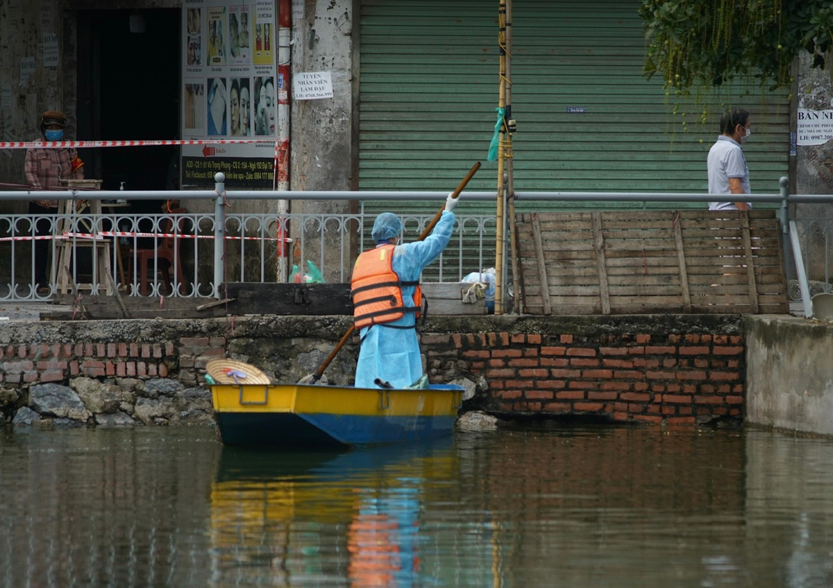 Nhân viên dọn vệ sinh môi trường cũng phải mặc đồ bảo hộ khi làm việc tại khu vực chợ Đại Từ.