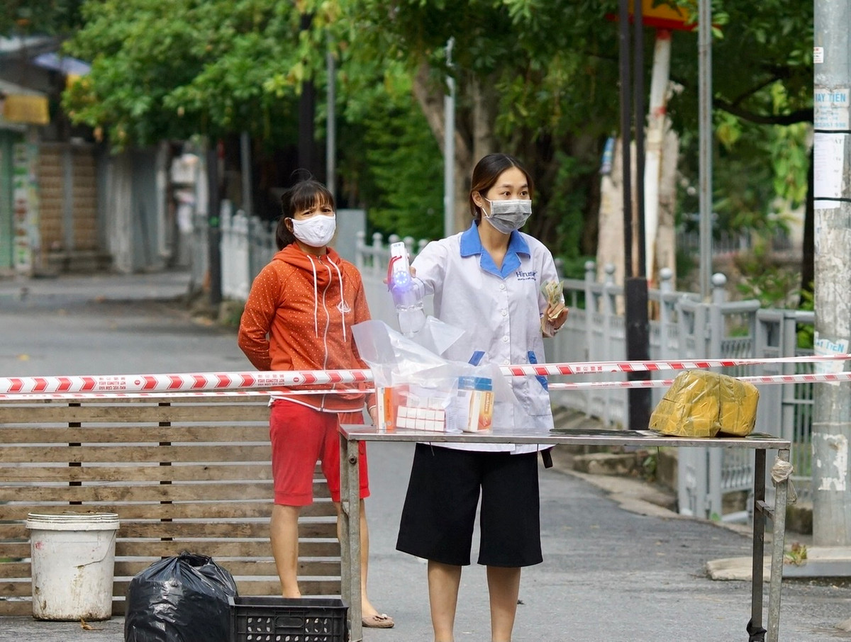 Người dân muốn nhận đồ phải đứng cách xa và không tiếp xúc với người ngoài.