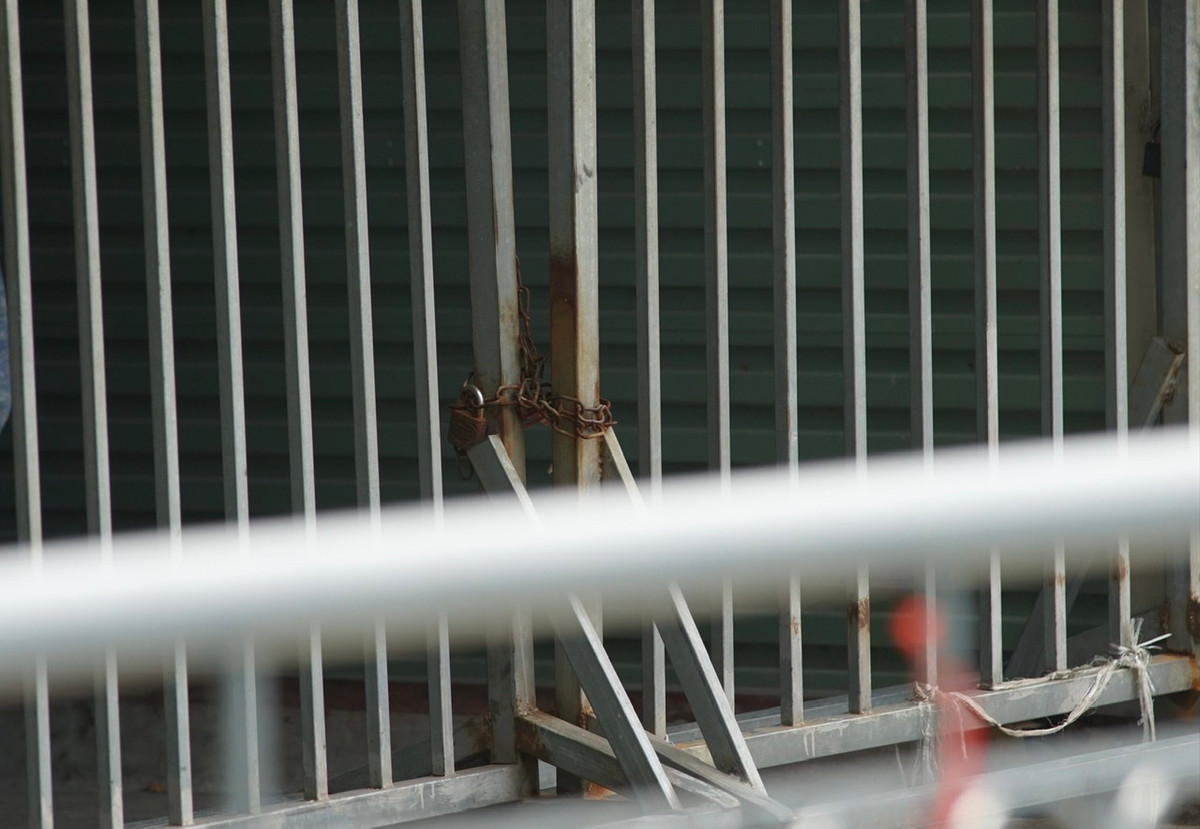 Toàn bộ lối ra vào của chợ Đại Từ đã bị khoá lại từ trước đó, chợ chỉ mở cửa duy nhất ngay mặt đường làng.