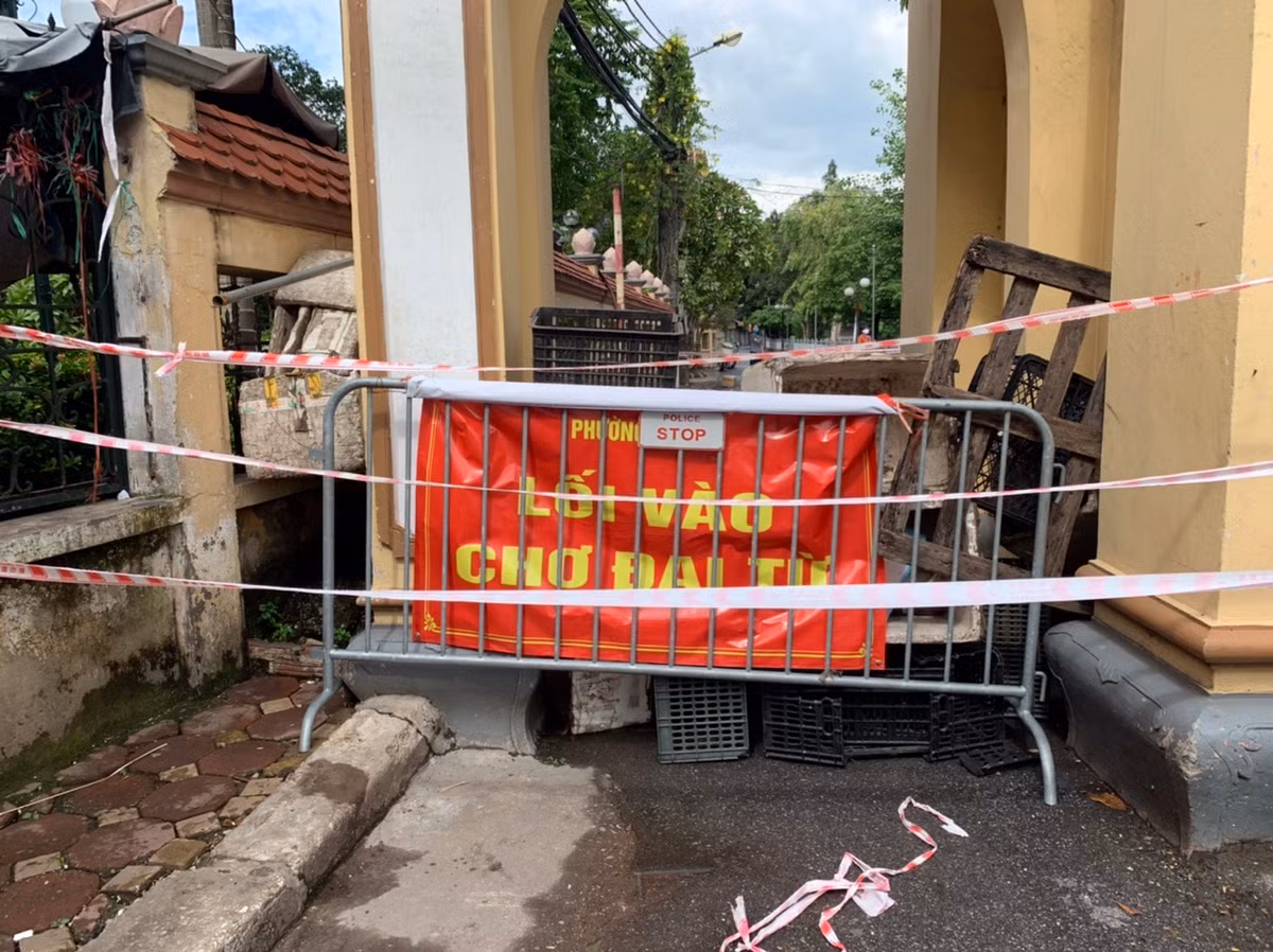 Toàn bộ lối vào làng Đại Từ đã bị phong toả.