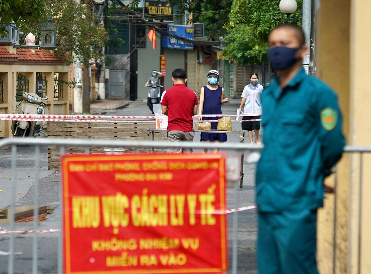 Mọi giao dịch đều thực hiện ở cổng làng duy nhất và có sự kiểm soát của lực lượng chức năng.