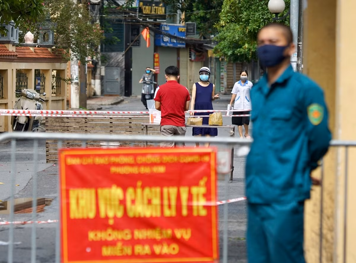 Mọi giao dịch đều thực hiện ở cổng làng duy nhất và có sự kiểm soát của lực lượng chức năng.