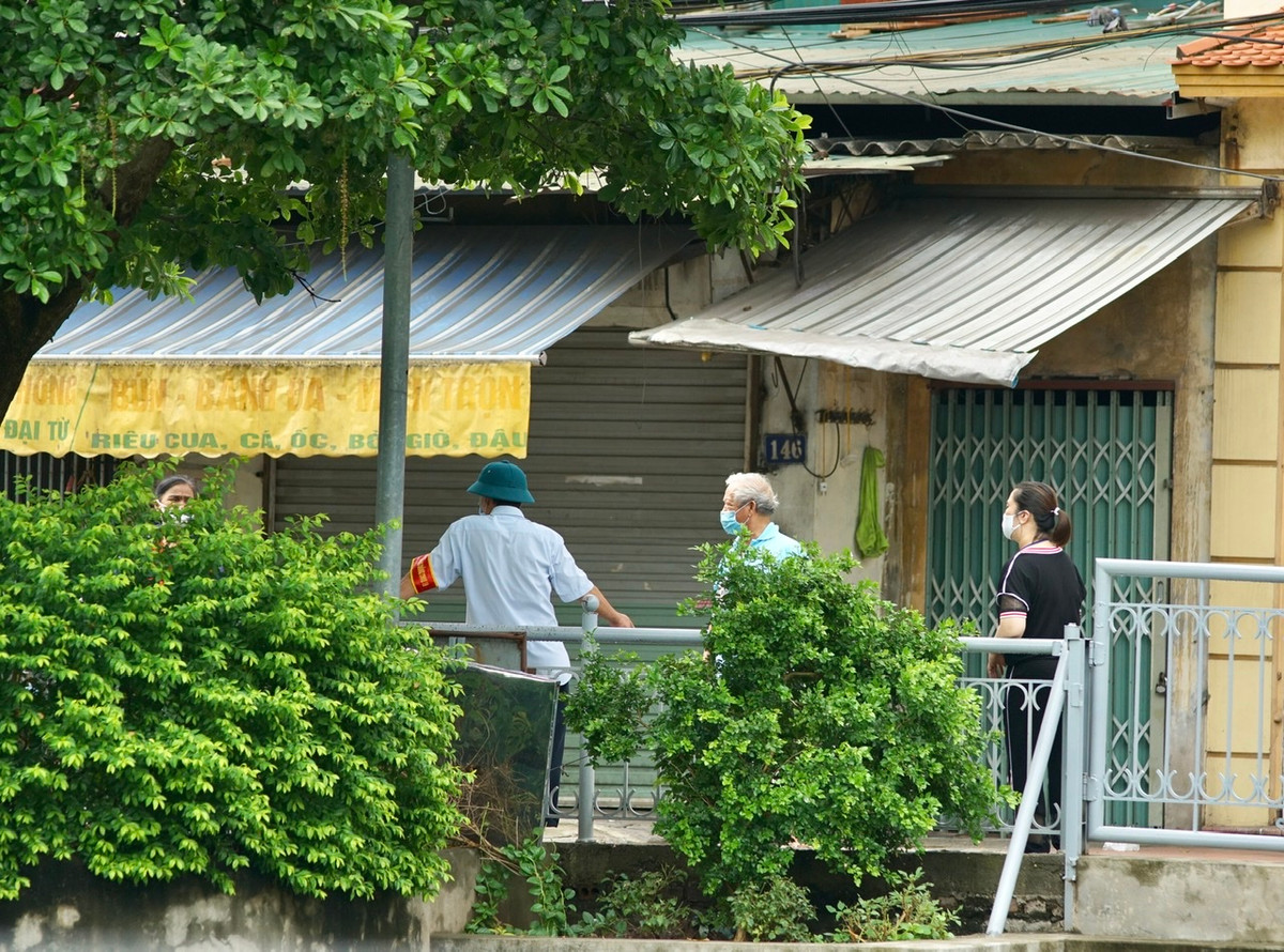 UBND phường Đại Kim cũng đã phát thông báo đề nghị những người tới mua đồ khu vực hàng khô của chợ Đại Từ từ ngày 24/8 đến 7/9 phải ở nguyên trong nhà và thông báo với trạm y tế gần nhất.