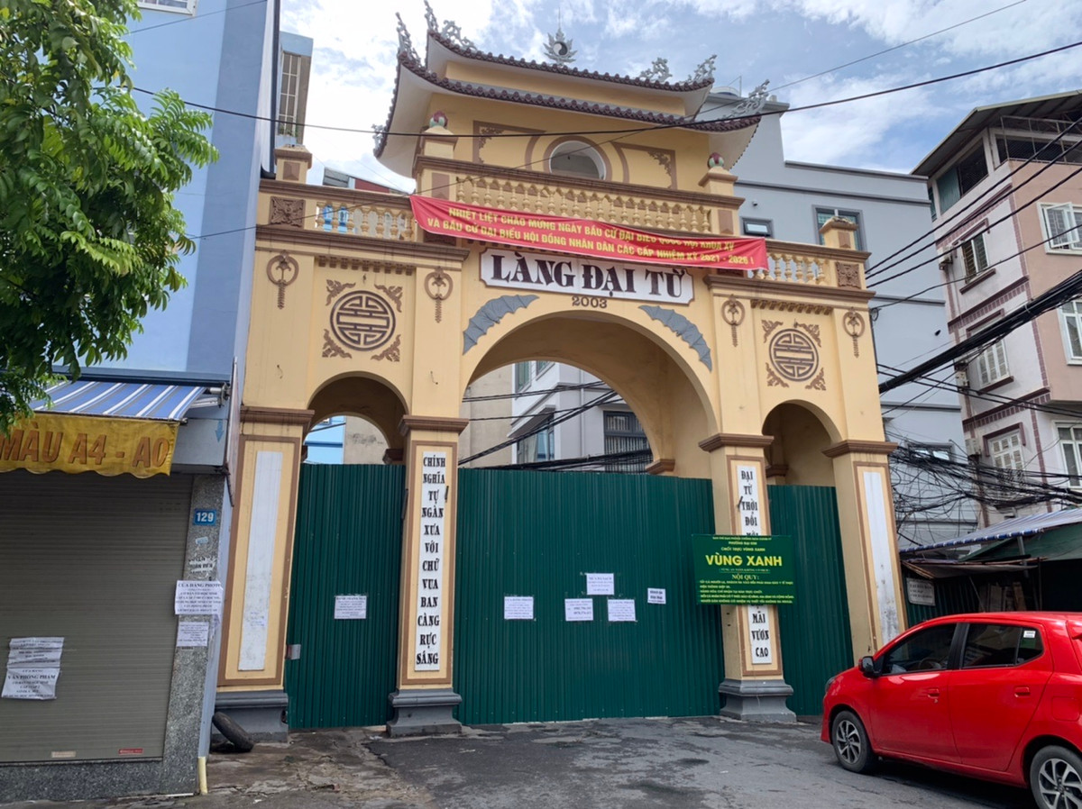 Cổng chính của làng bị chặn lại toàn bộ.