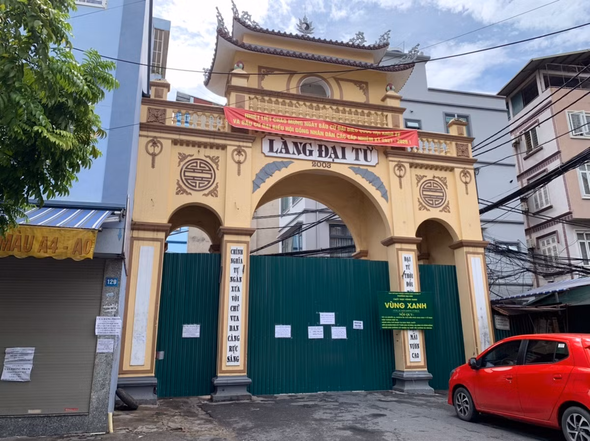 Cổng chính của làng bị chặn lại toàn bộ.