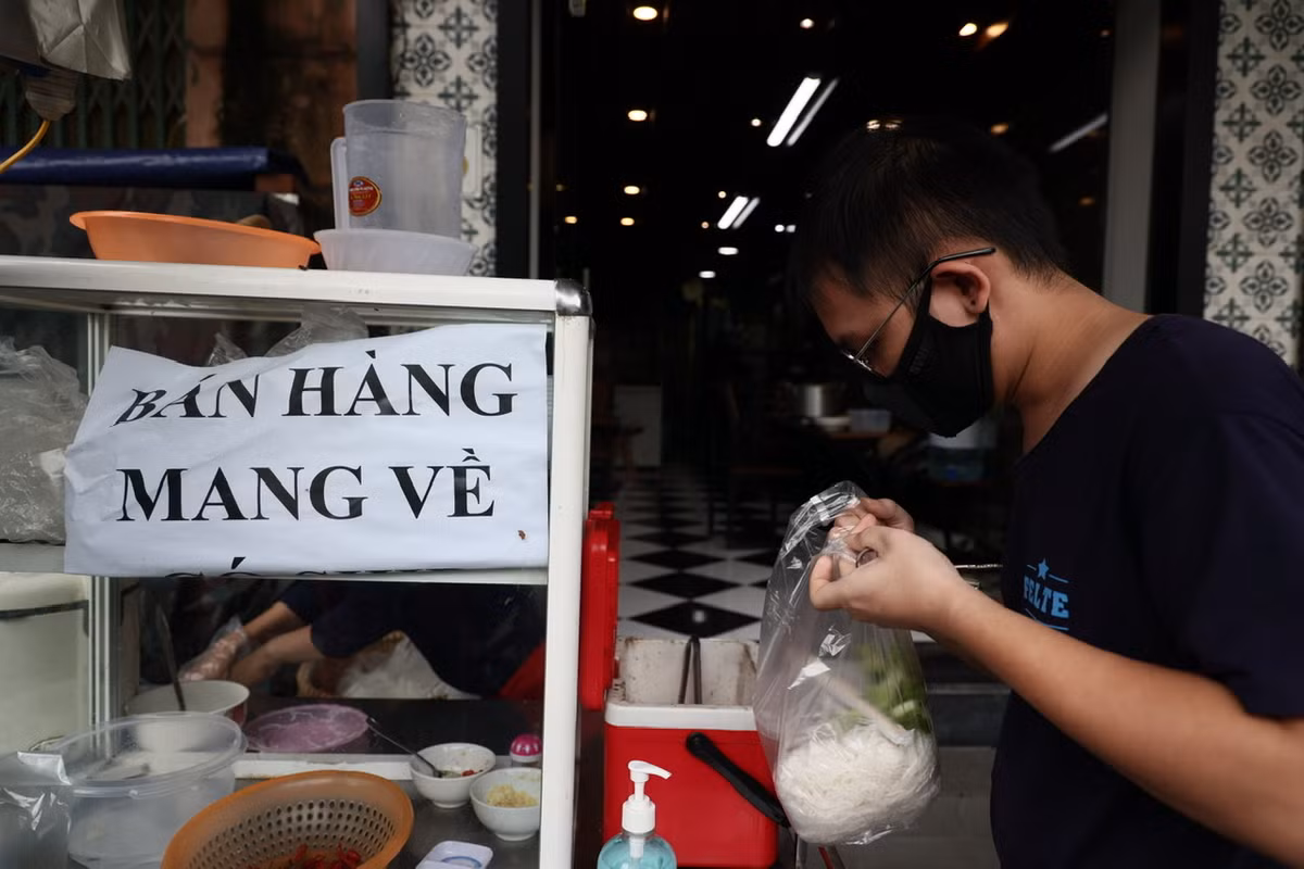 Cửa hàng bún chả trên phố Doãn Kế Thiện (Cầu Giấy) bán hết hàng chỉ sau 1 giờ mở bán.