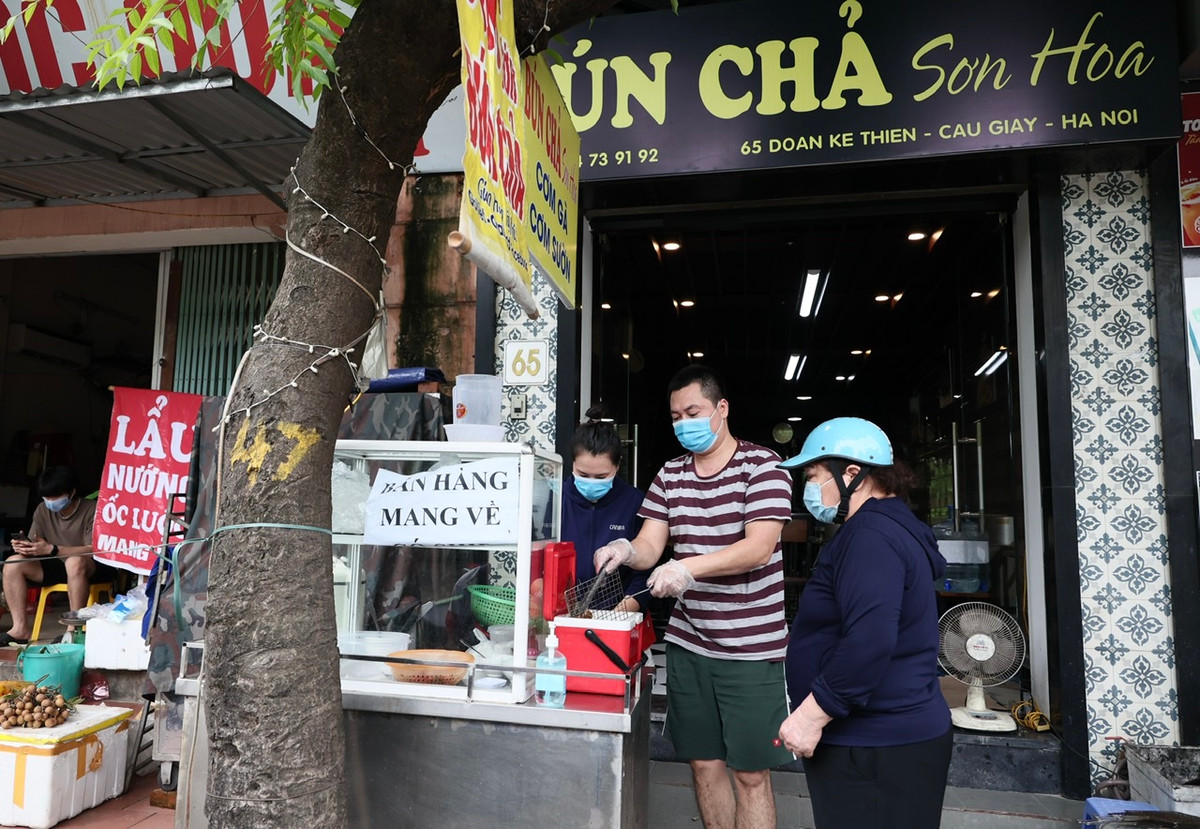 Mặt hàng bán chạy nhất trong ngày đầu mở bán là các loại bún, miến.