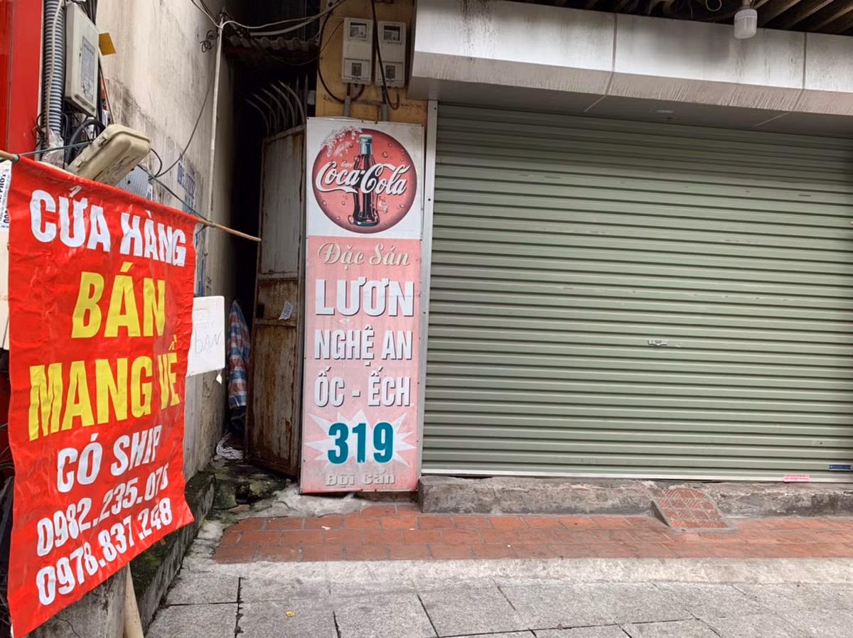 Một số cửa hàng bán hết sớm đã đóng cửa để khách đỡ hỏi.