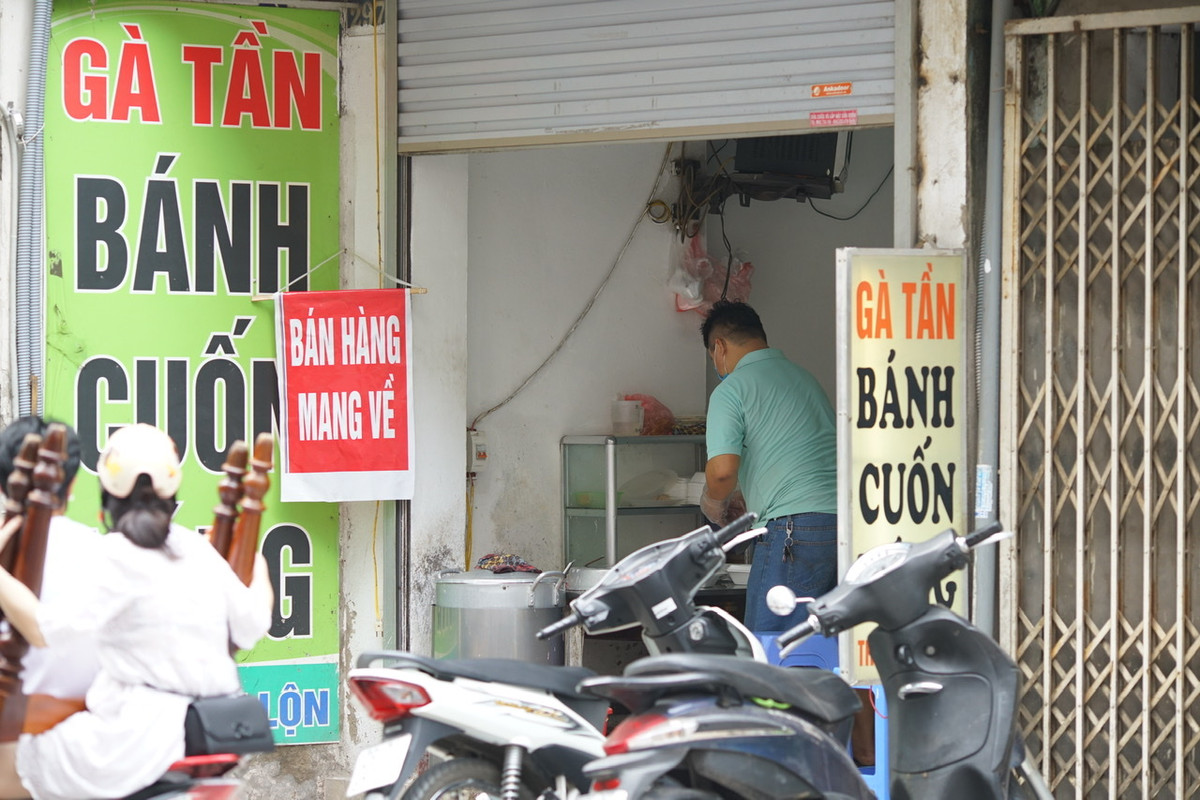 Theo ghi nhận của PV báo Tri thức và Cuộc sống, đúng 12 giờ trưa 16/9, nhiều cửa hàng ăn uống tại các quận Ba Đình, Tây Hồ, Cầu Giấy đã bắt đầu mở cửa bán hàng trở lại.