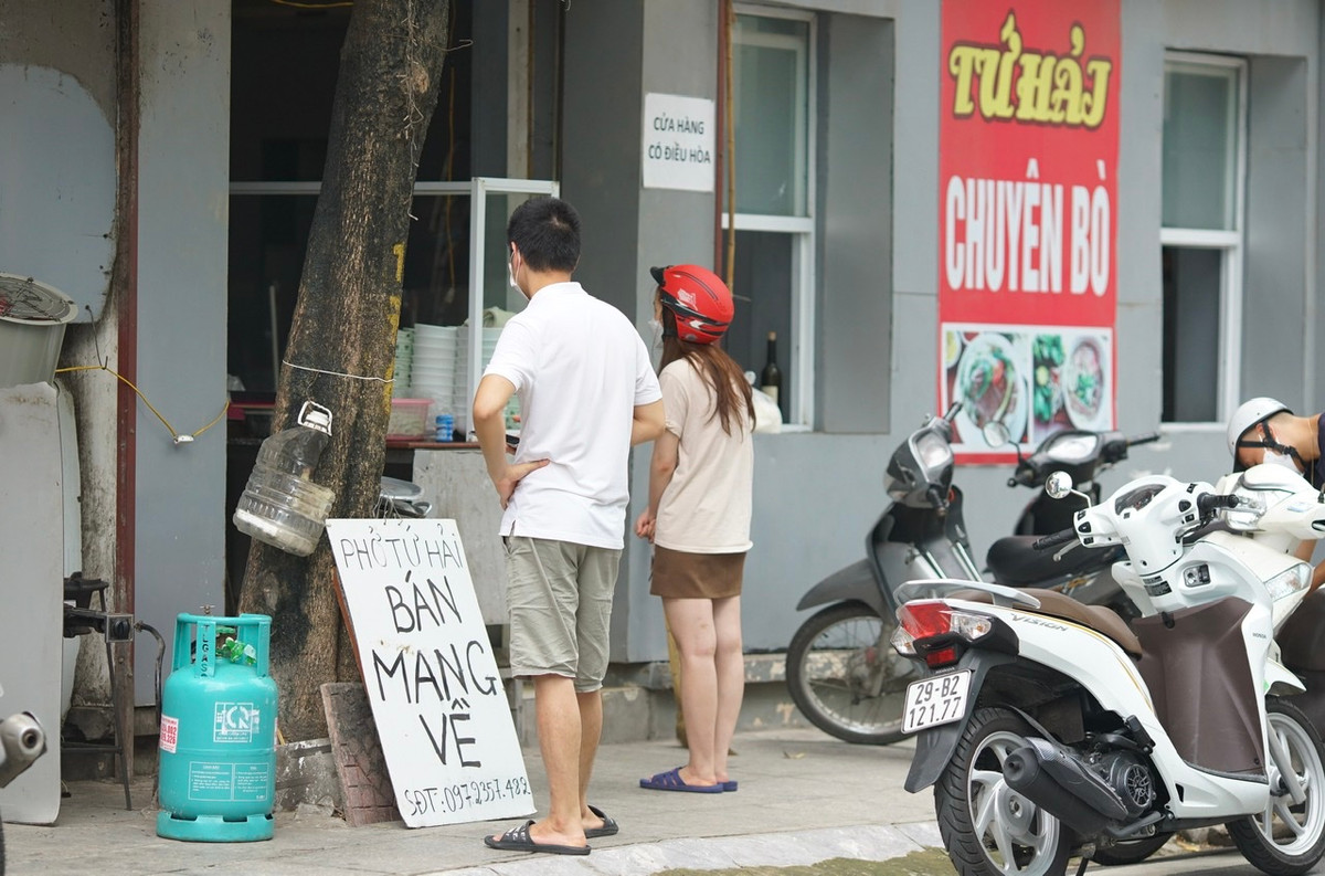 Trong ngày mở bán, một số cửa hàng phở cũng đã mở lại nhưng khách mua chưa nhiều. Những “ông lớn” làng phở Hà Nội như Phở Thìn, Phở Lý Quốc Sư, Phở gà phố cổ chưa được mở bán do vẫn nằm trong “vùng đỏ”.