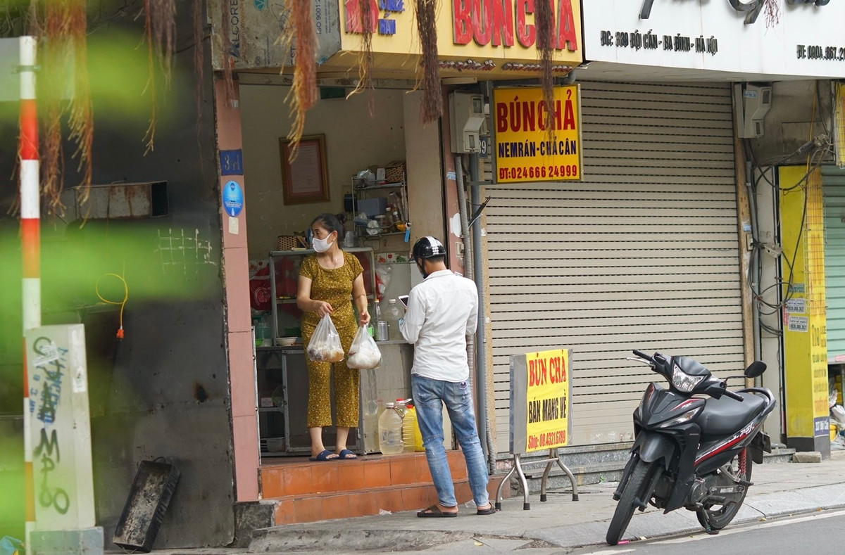 Theo văn bản hướng dẫn của UBND TP Hà Nội, những cửa hàng ăn uống chỉ được bán mang về và đóng cửa trước 21 giờ hàng ngày.