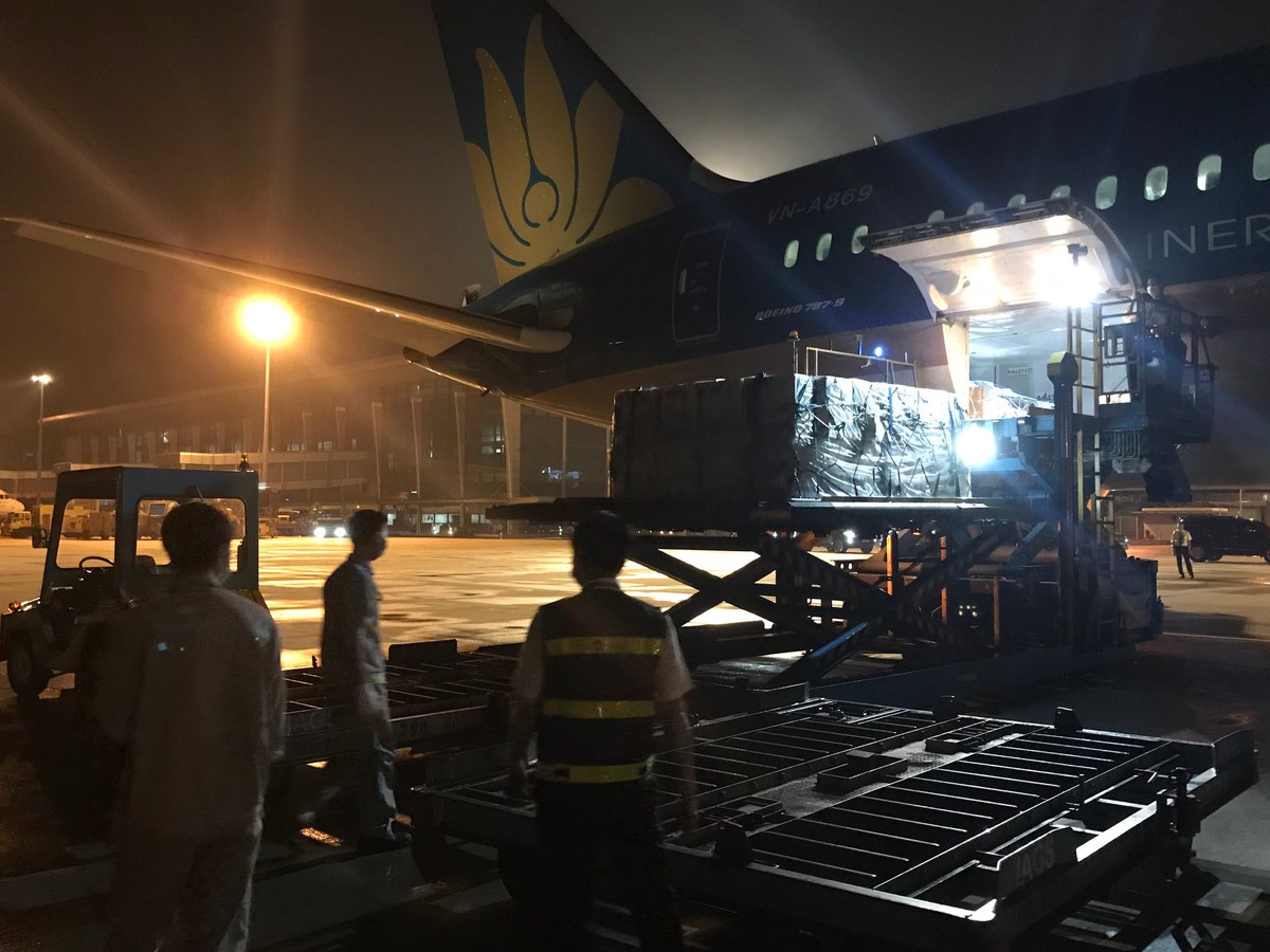 Đây là chuyến vận chuyển vắc xin dài nhất của Hãng hàng không Quốc gia Việt Nam vận chuyển vắc xin với 17.000km và hơn 20,5 giờ bay.