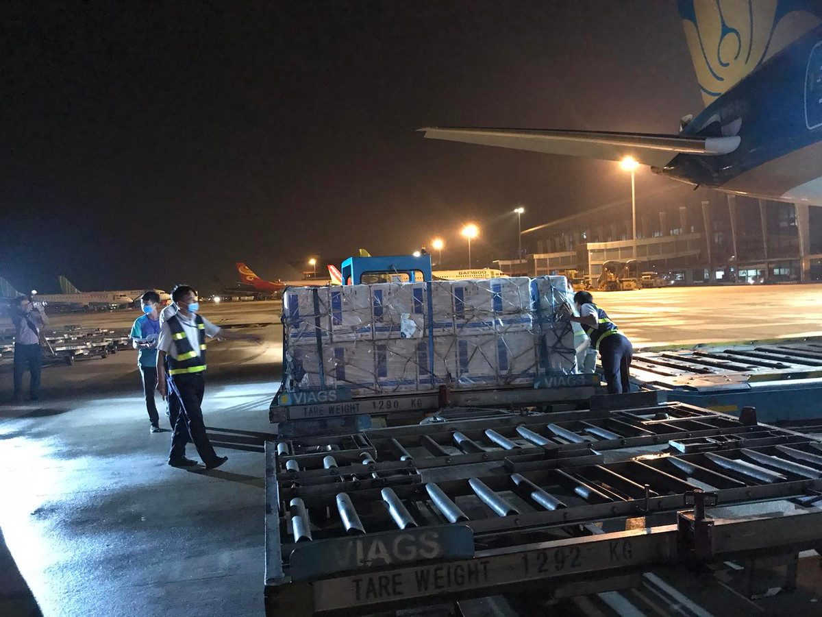 Vắc xin được bảo quản lạnh bởi các trang thiết bị chuyên dụng và xử lý đồng thời bàn giao cho cơ quan tiếp nhận ngay sau khi hạ cánh.