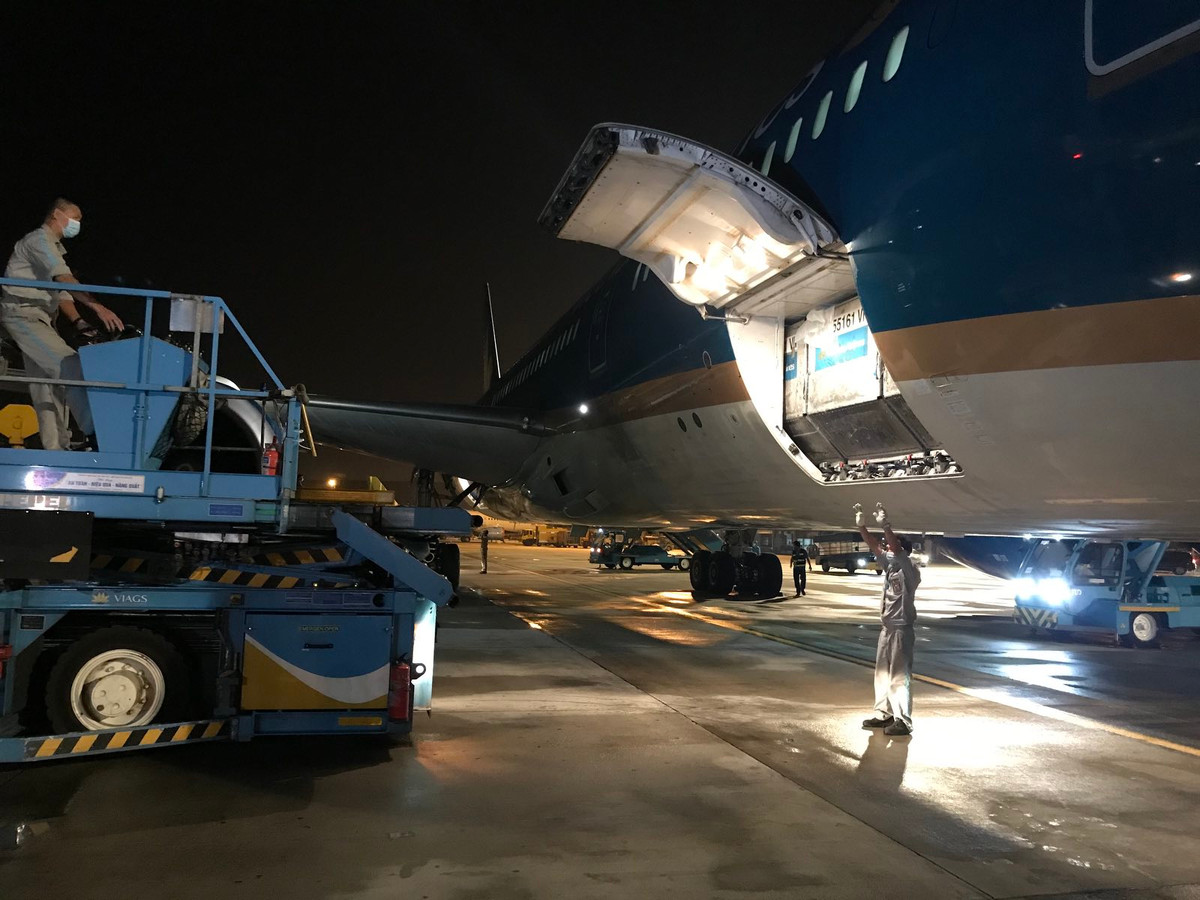 Ngoài 1,05 triệu liều vắc xin Abdala của Cuba chuyển về nước theo chuyên cơ của Chủ tịch nước, các nước, các đối tác đã cam kết viện trợ và cung cấp 1,5 triệu liều vắc xin cho Việt Nam.