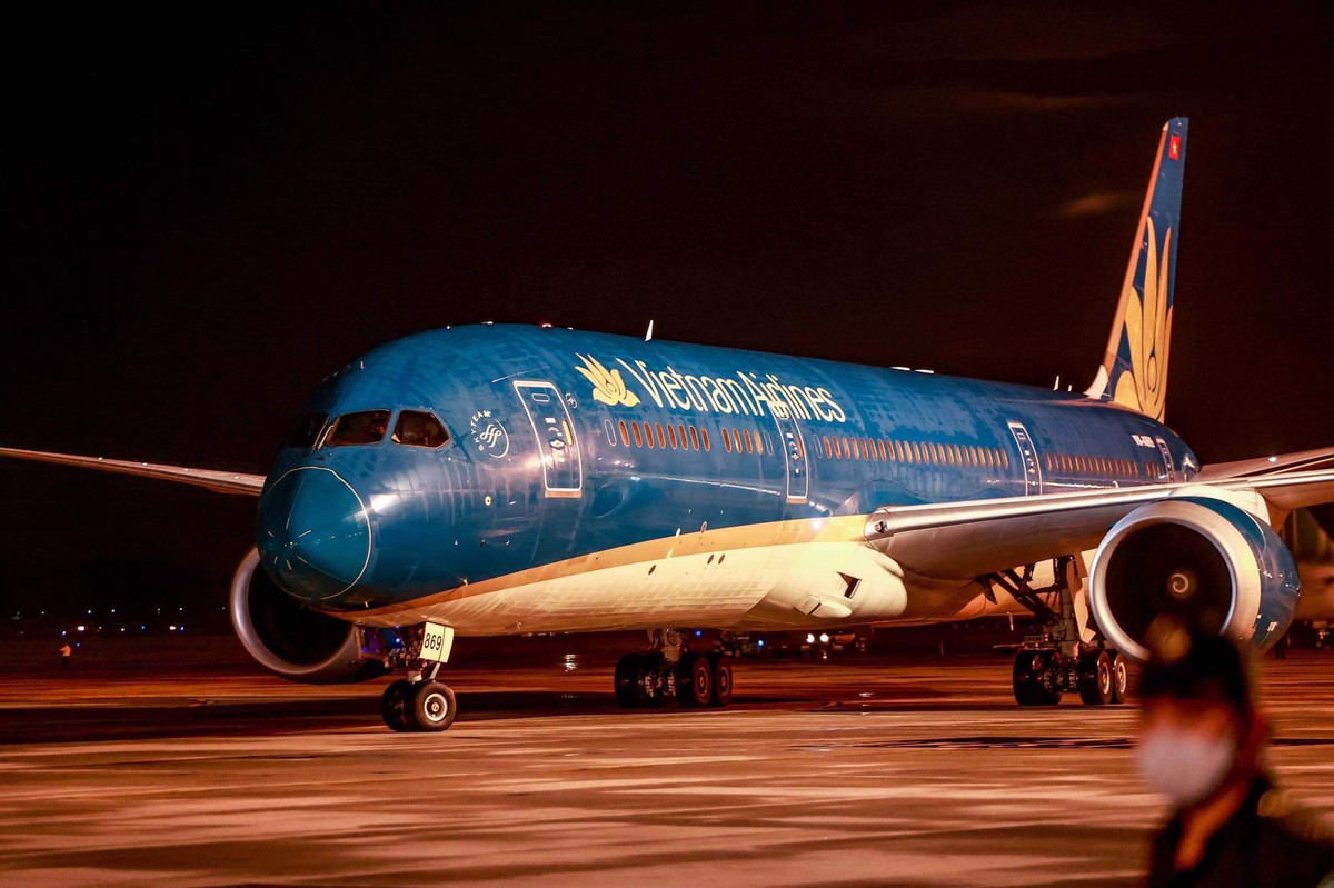 Đúng 21h00 đêm qua (25/9), chuyến bay VN1 của Vietnam Airlines đã hạ cánh xuống sân bay Nội Bài.