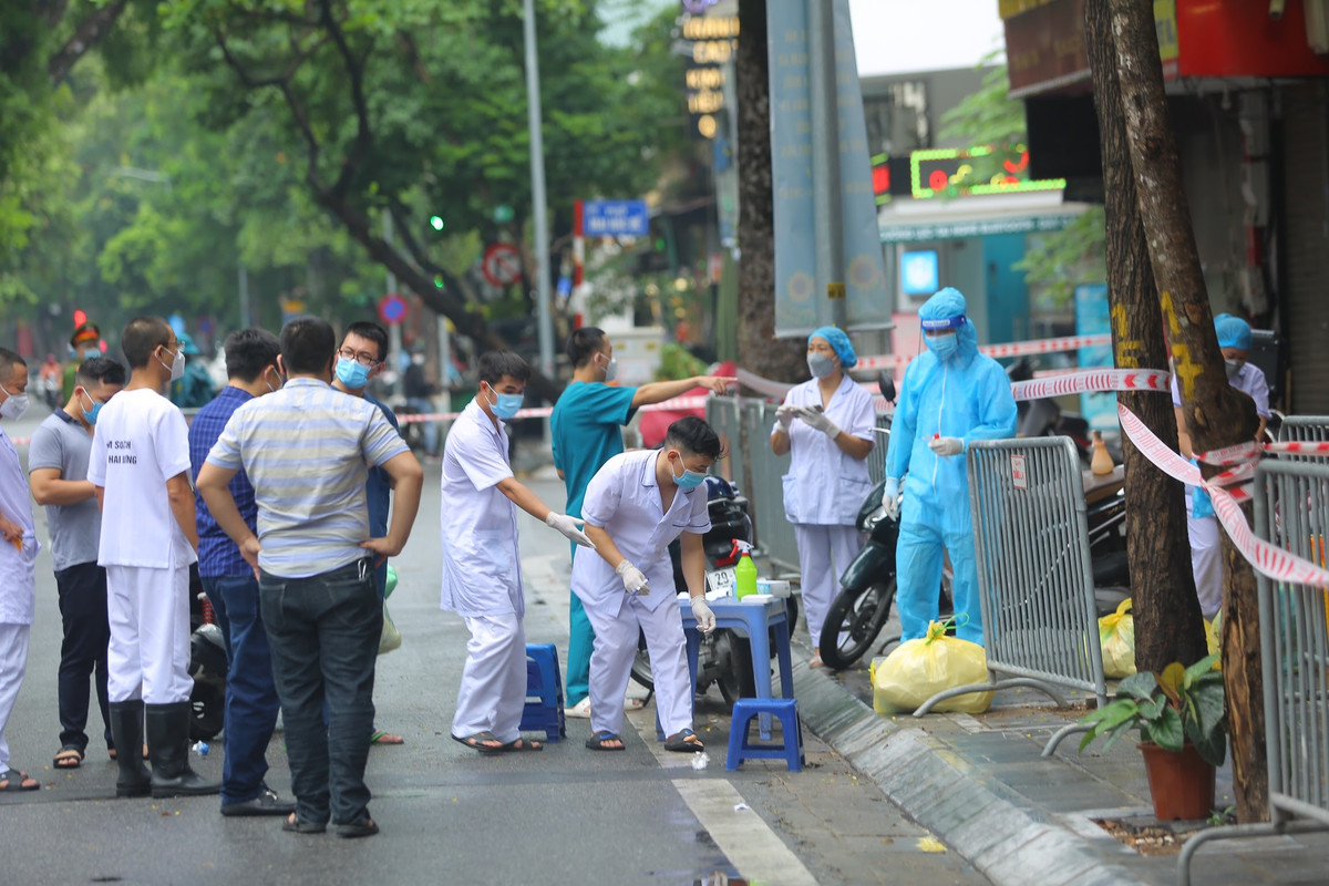 Ha Noi phong toa pho Tran Nhan Tong vi phat hien ca F0 moi