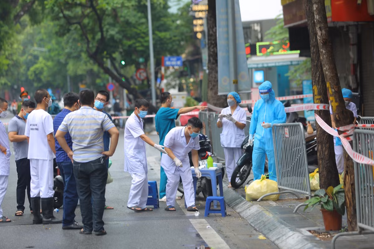 Ha Noi phong toa pho Tran Nhan Tong vi phat hien ca F0 moi