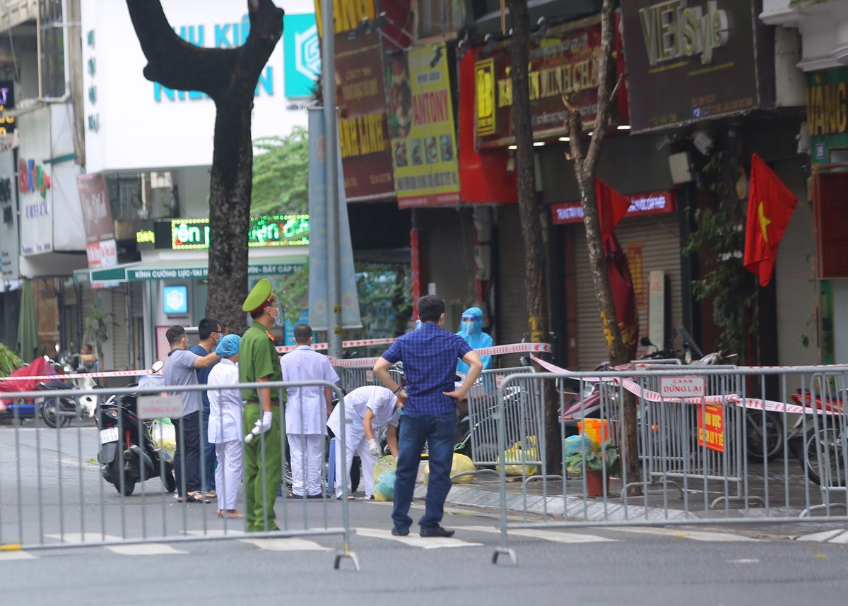 Công an phường Nguyễn Du được giao nhiệm vụ giám sát khu vực phong toả.