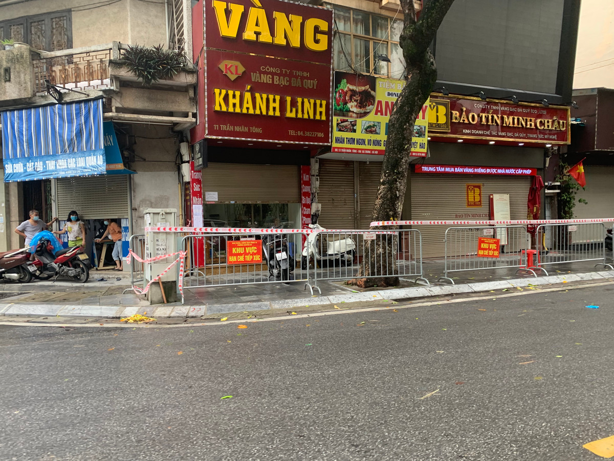 Đây là tuyến phố nhiều cửa hàng kinh doanh vàng nhất Hà Nội.