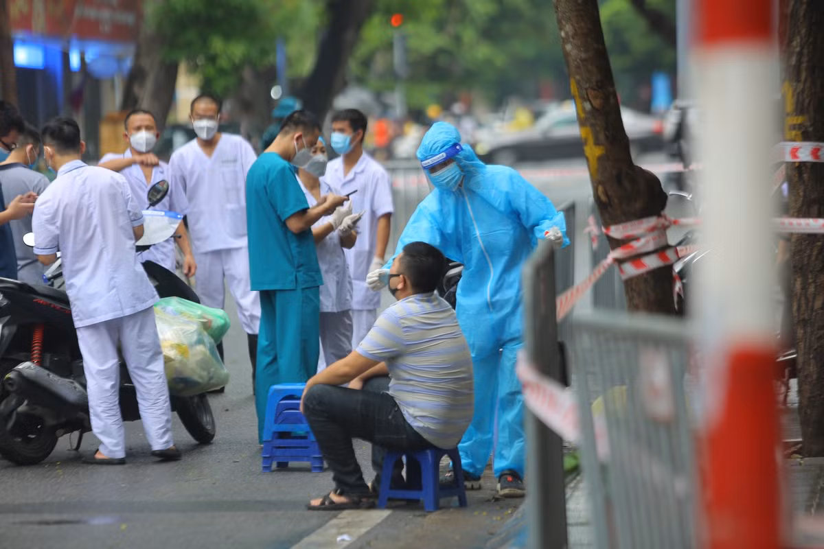 Lực lượng chức năng đã tiến hành phong toả và lấy mẫu xét nghiệm cho cư dân sống tại khu vực này.