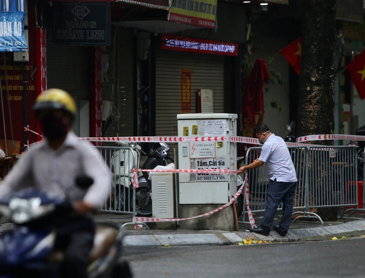 Sau khi nhận thông báo, phường Nguyễn Du đã yêu cầu các hộ dân, cửa hàng từ số nhà 11 đến số nhà 21 Trần Nhân Tông không ra khỏi nhà.