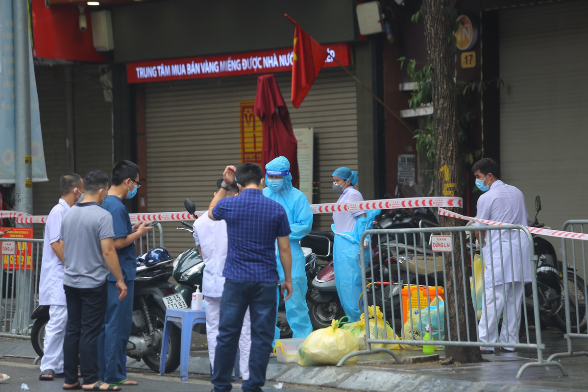 UBND phường Nguyễn Du cũng yêu cầu toàn bộ người dân sống từ số nhà 11 đến 21 Trần Nhân Tông và số 41A Triệu Việt Vương tự theo dõi sức khoẻ tại nhà trong thời gian tới.