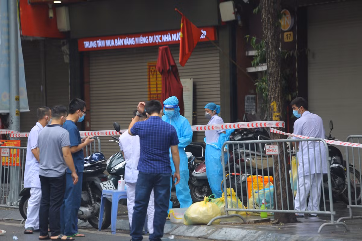 UBND phường Nguyễn Du cũng yêu cầu toàn bộ người dân sống từ số nhà 11 đến 21 Trần Nhân Tông và số 41A Triệu Việt Vương tự theo dõi sức khoẻ tại nhà trong thời gian tới.