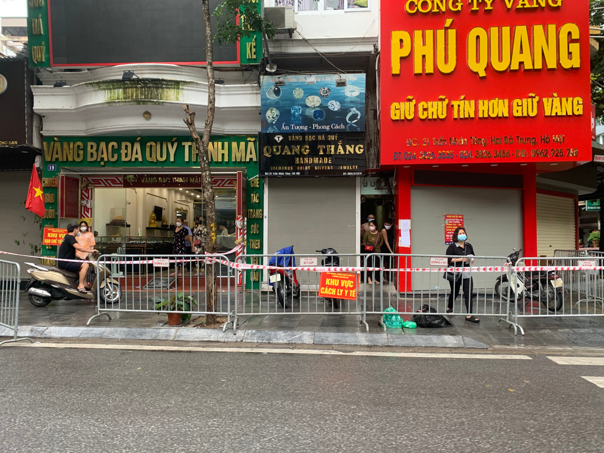 Theo ghi nhận của PV Báo Tri thức và Cuộc sống, khu vực bị phong toả có rất nhiều cửa hàng vàng, một số cửa hàng đã mở cửa đón khách trước đó.
