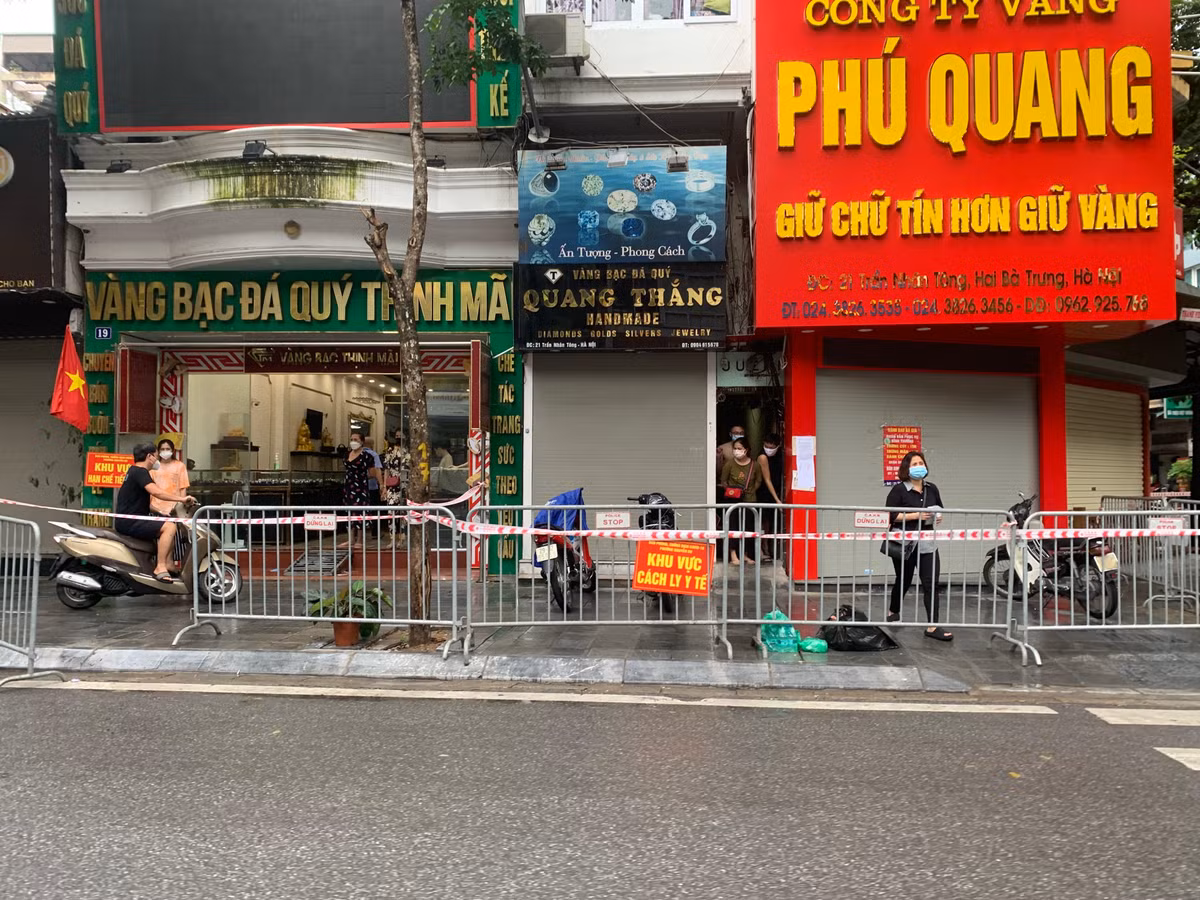Theo ghi nhận của PV Báo Tri thức và Cuộc sống, khu vực bị phong toả có rất nhiều cửa hàng vàng, một số cửa hàng đã mở cửa đón khách trước đó.