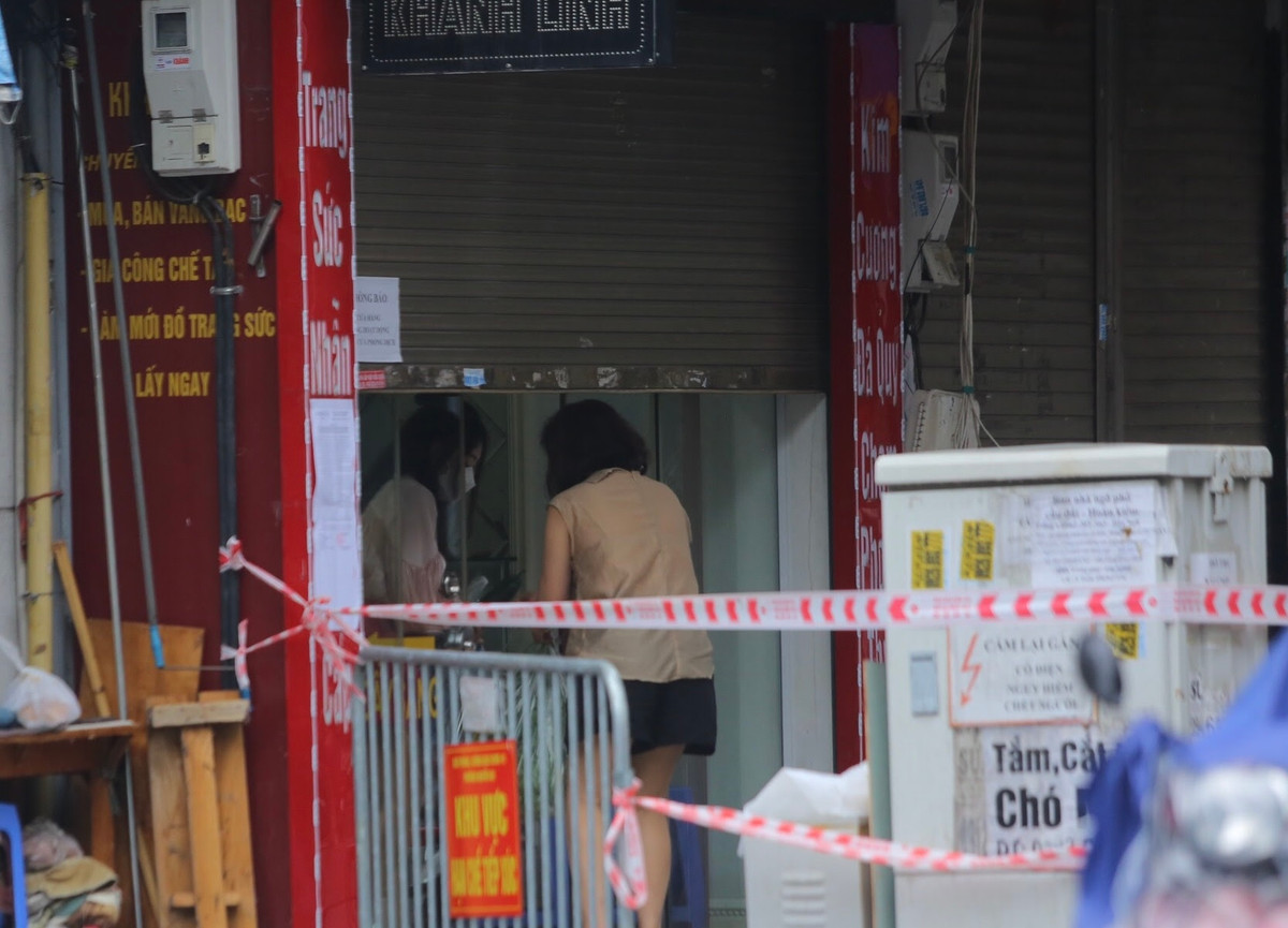 Toàn bộ người dân khu vực bị phong toả có nhu cầu mua đồ thiết yếu sẽ liên hệ qua điện thoại tới UBND phường Nguyễn Du để được hỗ trợ.