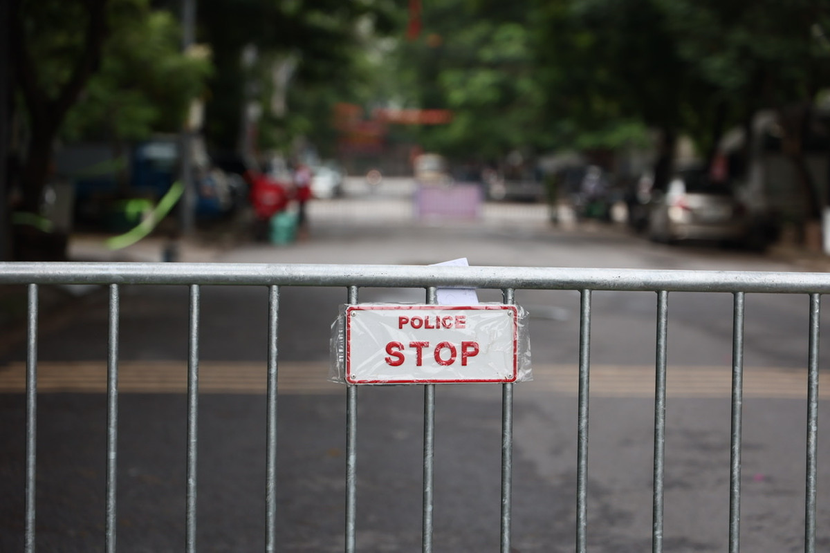 Hôm nay (15/9), UBND phường Hoàng Văn Thụ đã ra quyết dịnh phong toả 3 toà chung cư Đền Lừ để truy vết, phục vụ công tác phòng chống dịch COVID-19.