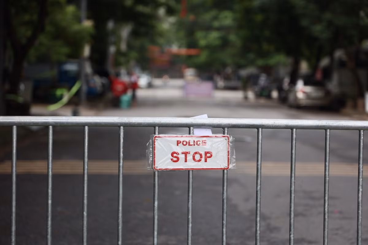 Hôm nay (15/9), UBND phường Hoàng Văn Thụ đã ra quyết dịnh phong toả 3 toà chung cư Đền Lừ để truy vết, phục vụ công tác phòng chống dịch COVID-19.