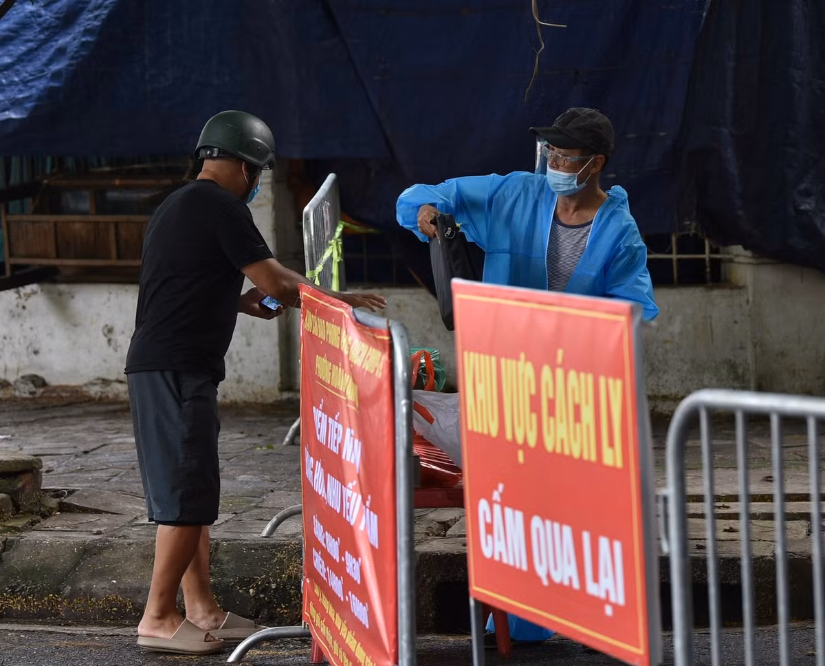 Ngày 12/9, người phụ nữ này được xác định dương tính với SARS-CoV-2. Lực lượng chức năng đã tiến hành khoanh vùng lấy mẫu xét nghiệm toàn bộ khu vực Chung cư này.