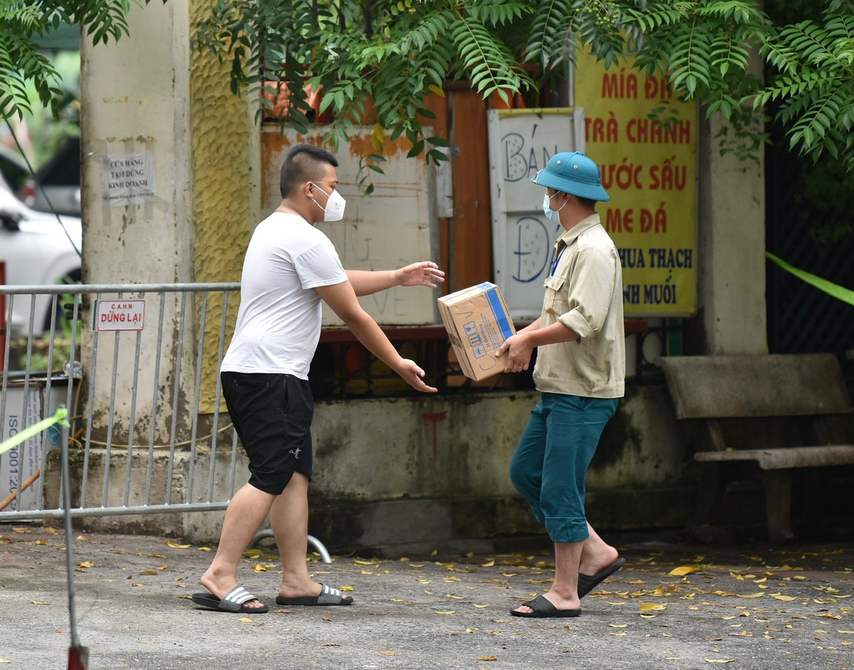 Theo quyết định phong toả, lực lượng quân sự, kiểm soát sẽ có trách nhiệm tiếp nhận đồ thiết yếu từ bên ngoài vào cho người dân.