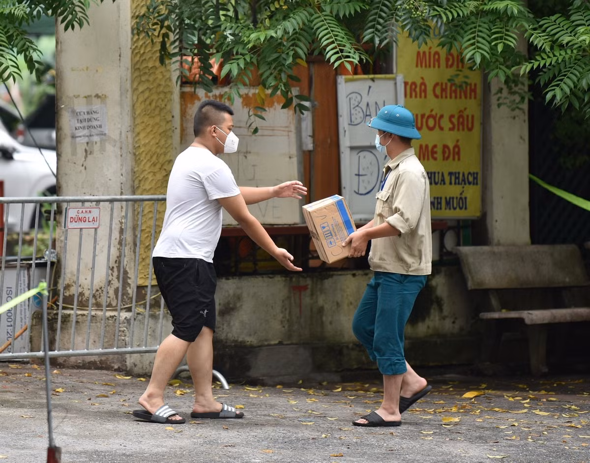 Theo quyết định phong toả, lực lượng quân sự, kiểm soát sẽ có trách nhiệm tiếp nhận đồ thiết yếu từ bên ngoài vào cho người dân.